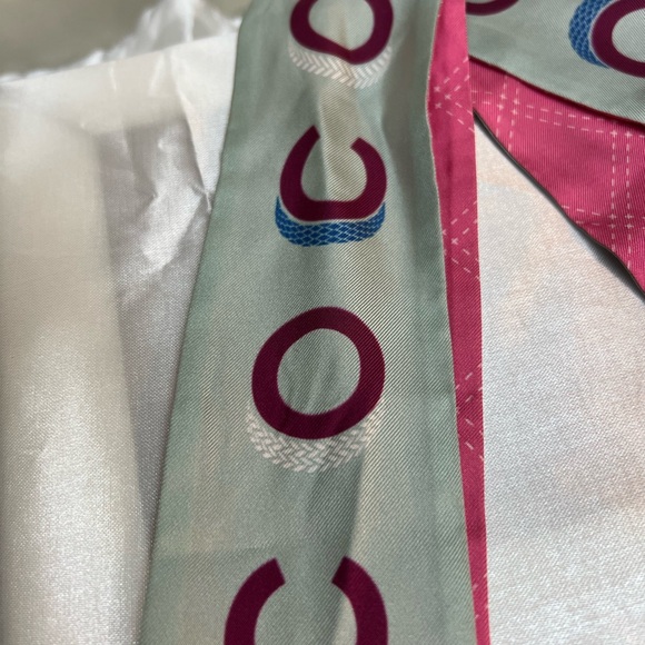 Authentic CHANEL Pink CC Printed Silk Twill Slim Bandeau 2023 Limited Edition - Picture 12 of 13